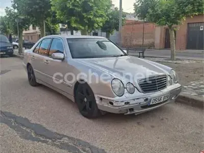 Usado Mercedes E220 Avantgarde 143 CV (105 kW) 2002 Gris / plata Berlina