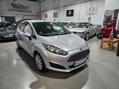Usado Ford Fiesta Trend 75 CV (55 kW) 2016 Gris / plata Berlina