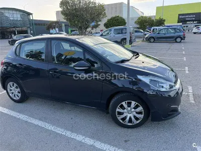 Usado Peugeot 208 Access 68 CV (50 kW) 2018 Negro Utilitario