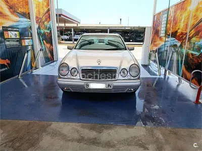 Usado Mercedes E300 Avantgarde 177 CV (130 kW) 1998 Gris / plata Berlina