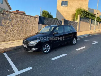 Usado Skoda Fabia Family 85 CV (62 kW) 2012 Negro Berlina