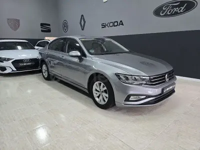 Usado VW Passat Business 150 CV (110 kW) 2020 Gris / plata Berlina