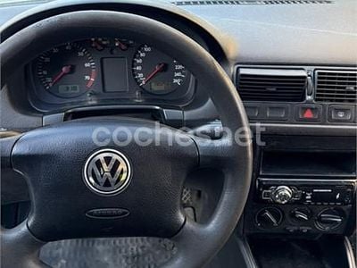 Usado VW Golf IV Highline 105 CV (77 kW) 2002 Gris / plata Berlina