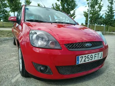 Begagnad Ford Fiesta 70 HK (51 kW) 2007 Röd Halvkombi