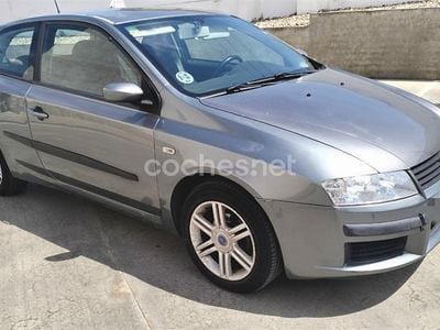 Usado Fiat Stilo Dynamic 103 CV (75 kW) 2005 Gris / plata Berlina
