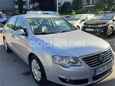 Usado VW Passat Highline 140 CV (102 kW) 2006 Gris / plata Berlina