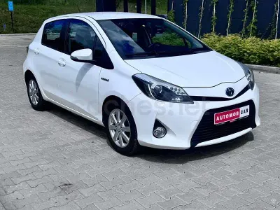 Usado Toyota Yaris Hybrid Active 100 CV (73 kW) 2013 Blanco Berlina