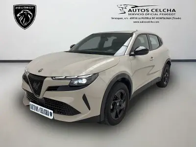 Usado Alfa Romeo Junior 136 CV (100 kW) 2025 Beige SUV