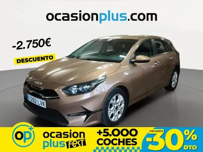 Käytetty Kia Ceed 120 HP (88 kW) 2021 Ruskea Viistoperä