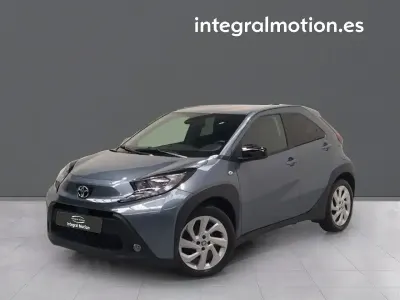 Usado Toyota Aygo X Play 72 CV (52 kW) 2025 Gris SUV