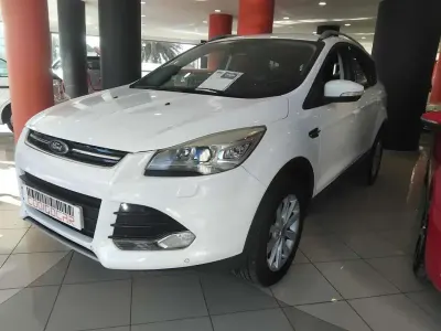 Usado Ford Kuga Trend 120 CV (88 kW) 2014 Blanco SUV
