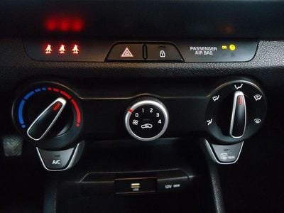 Gris / plata Usado 2023 Kia Stonic Plus SUV | 14.300 € (Precio justo)