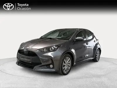 Usado Toyota Yaris Hybrid Active 116 CV (85 kW) 2024 Gris Berlina