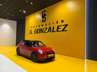 Begagnad Mini Cooper 136 HK (100 kW) 2023 Röd Halvkombi