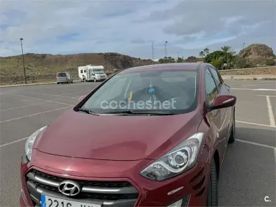 Usado Hyundai i30 135 CV (99 kW) 2015 Rojo Familiar