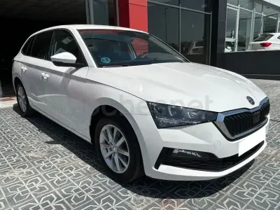 Usado Skoda Scala Ambition 110 CV (80 kW) 2022 Blanco Utilitario