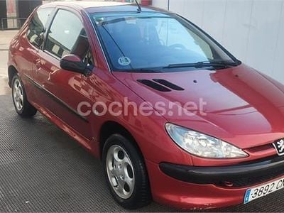 Usado Peugeot 206 75 CV (55 kW) 2003 Granate Berlina