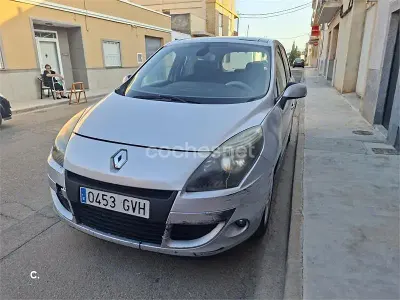 Usado Renault Scenic E-Tech Dynamique 105 CV (77 kW) 2010 Gris / plata Monovolumen