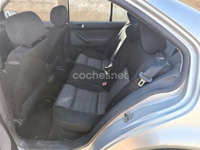 Usado VW Bora Highline 130 CV (95 kW) 2004 Gris / plata Berlina