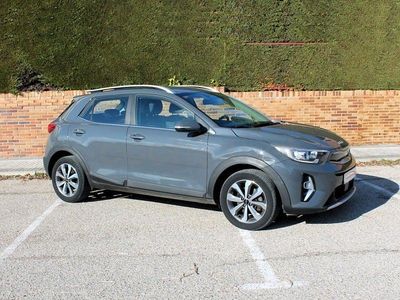 Usado Kia Stonic 120 CV (88 kW) 2022 Gris / plata SUV