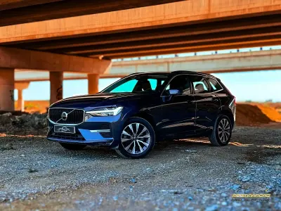 Używany Volvo XC60 Momentum 197 KM (144 kW) 2021 Niebieski SUV