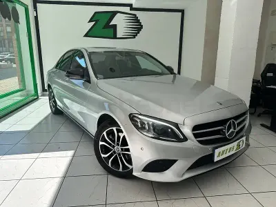 Usado Mercedes C200 160 CV (117 kW) 2020 Gris / plata Berlina