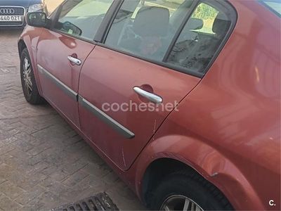 Granate Usado 2004 Renault Mégane II Authentique Berlina | 2000 € (Precio justo)
