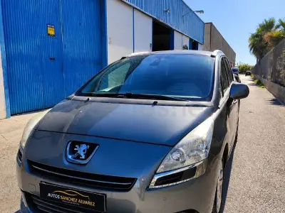 Usado Peugeot 5008 Allure 112 CV (82 kW) 2011 Gris / plata Monovolumen