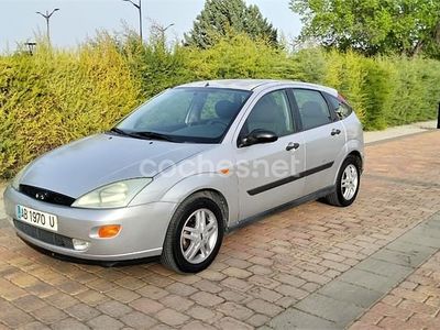 Usado Ford Focus Ambiente 100 CV (73 kW) 2000 Gris / plata Familiar
