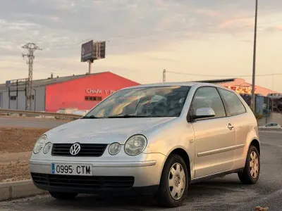 Usado VW Polo Highline 75 CV (55 kW) 2003 Gris / plata Berlina