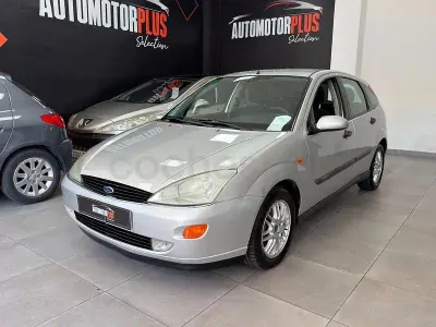 Usado Ford Focus Ghia 130 CV (95 kW) 1999 Gris / plata Berlina
