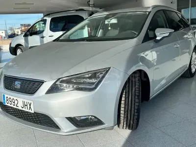 Usado Seat Leon Style 110 CV (80 kW) 2015 Gris / plata Berlina