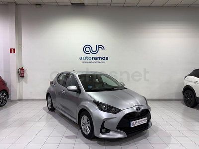 Usado Toyota Yaris Hybrid Active 116 CV (85 kW) 2021 Gris / plata Berlina