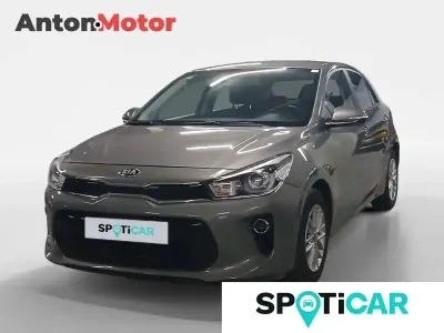 Usado Kia Rio 100 HP (73 kW) 2020 Cinzento Sedan