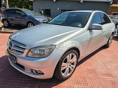 Usado Mercedes C200 Avantgarde 136 CV (100 kW) 2010 Gris / plata Berlina