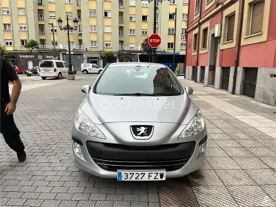 Usado Peugeot 308 120 CV (88 kW) 2008 Gris / plata Berlina