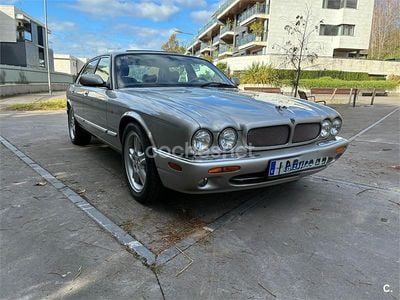 Usado Jaguar XJR 370 CV (272 kW) 1999 Gris / plata Berlina