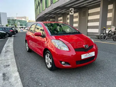 Usado Toyota Yaris 69 CV (50 kW) 2010 Rojo Utilitario