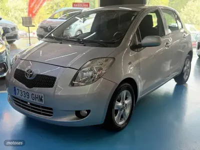 Usado Toyota Yaris Sol 87 CV (63 kW) 2008 Gris Utilitario