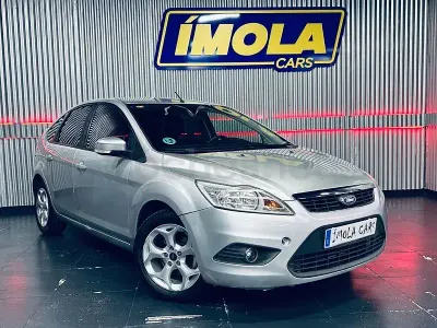 Usado Ford Focus Trend 100 CV (73 kW) 2008 Gris / plata Berlina