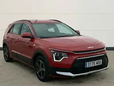 Usado Kia Niro 141 HP (103 kW) 2023 Vermelho SUV