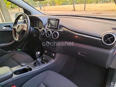 Usado Mercedes B180 Urban 109 CV (80 kW) 2014 Gris / plata Monovolumen