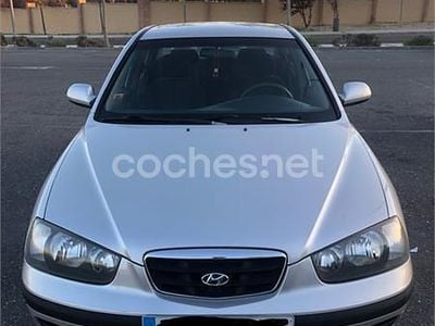 Usado Hyundai Elantra GLS 107 CV (78 kW) 2002 Gris / plata Berlina