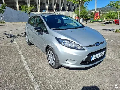 Usado Ford Fiesta Trend 82 CV (60 kW) 2011 Gris / plata Utilitario