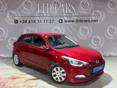 Usado Hyundai i20 75 CV (55 kW) 2015 Rojo Berlina