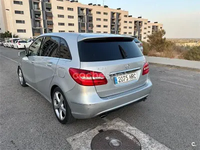 Usado Mercedes B180 109 CV (80 kW) 2013 Gris / plata Utilitario