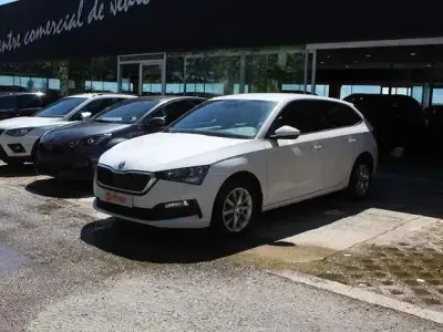 Usado Skoda Scala Active 95 CV (69 kW) 2022 Blanco Utilitario