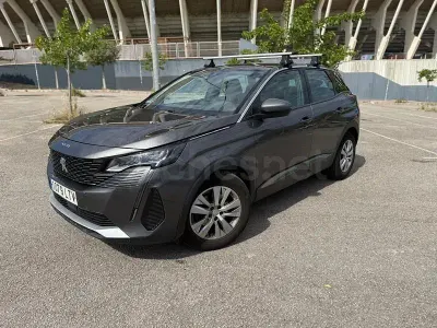 Usado Peugeot 3008 Active 130 CV (95 kW) 2021 Gris / plata SUV