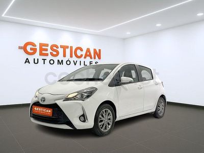 Usado Toyota Yaris Hybrid Active 100 CV (73 kW) 2020 Blanco Berlina