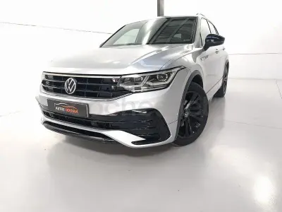Usado VW Tiguan R-line 150 CV (110 kW) 2021 Gris / plata SUV
